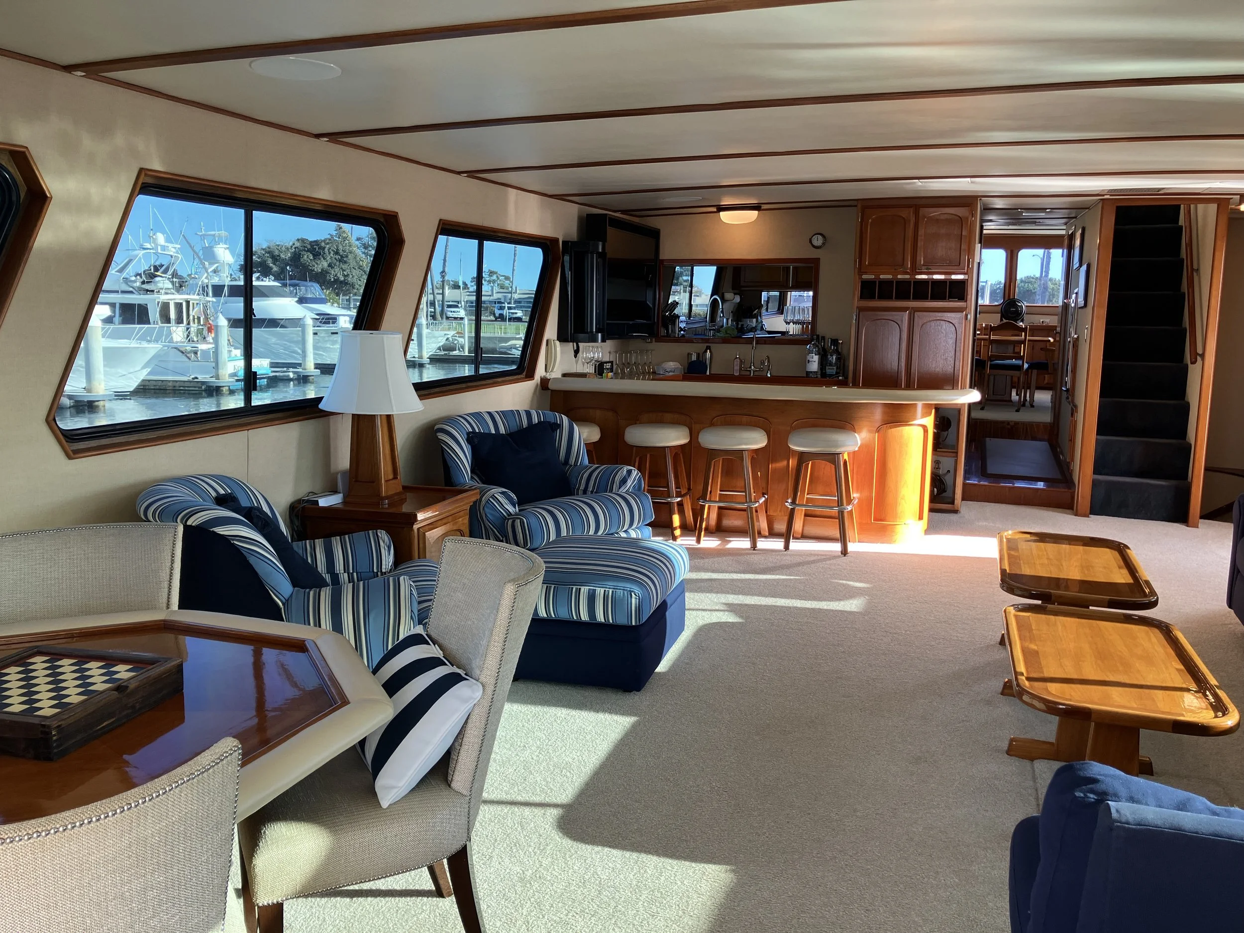 Motor Yacht Oceana main salon and bar