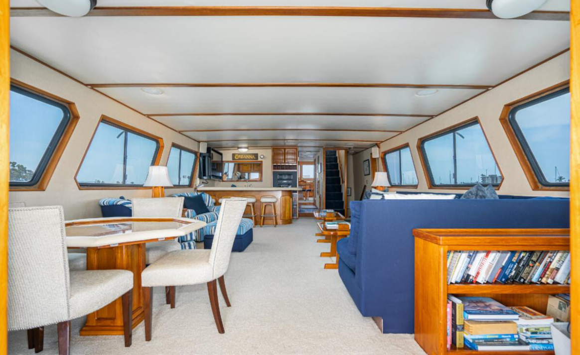 Main salon and dining area aboard M/Y Oceana