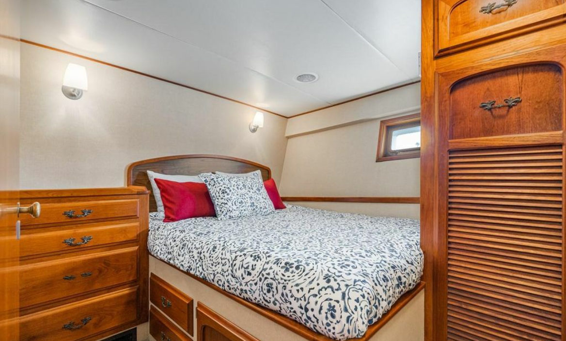 Guest stateroom with queen bed aboard M/Y Oceana